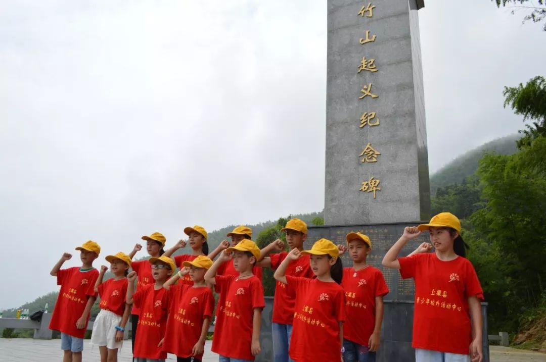 纪念碑前庄重宣誓 - 副本.jpg